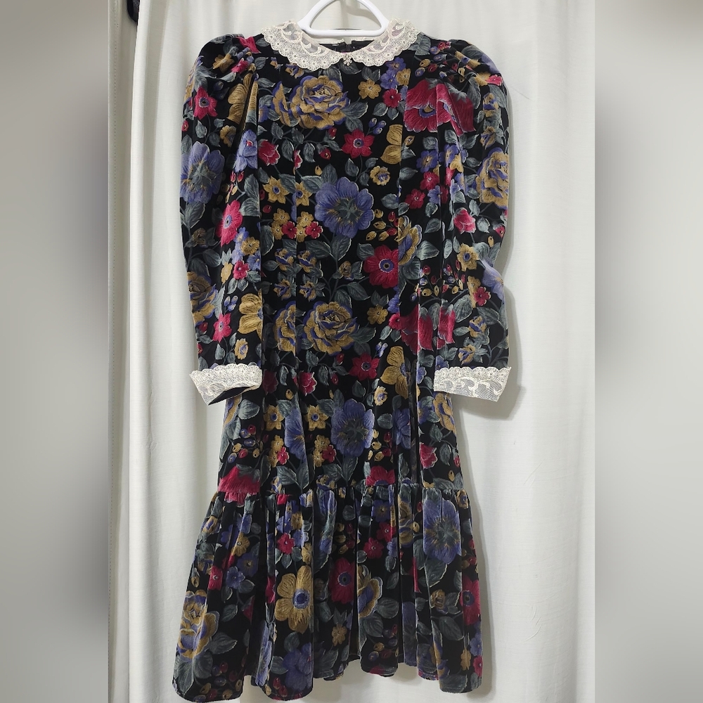 Elvira Vali Charming Floral Velvet Dress with Lace Details Vintage
